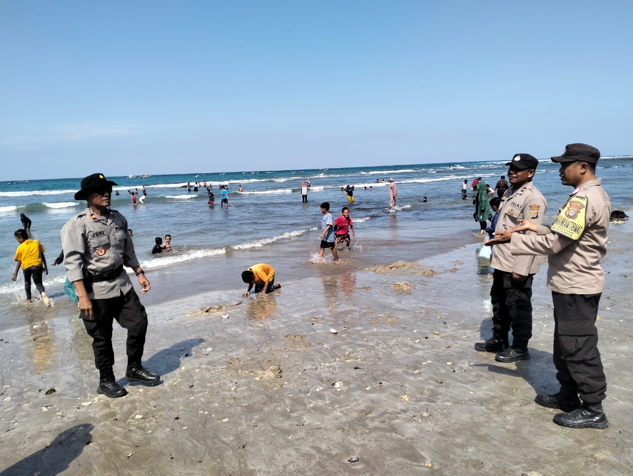 Foto Anggota piket regu satu sektor Labangka yang di pimpin oleh Kapolsek Labangka memantau aktifitas pengunjung pariwisata Jemplung saat mandi di air laut pantai Jemplung 