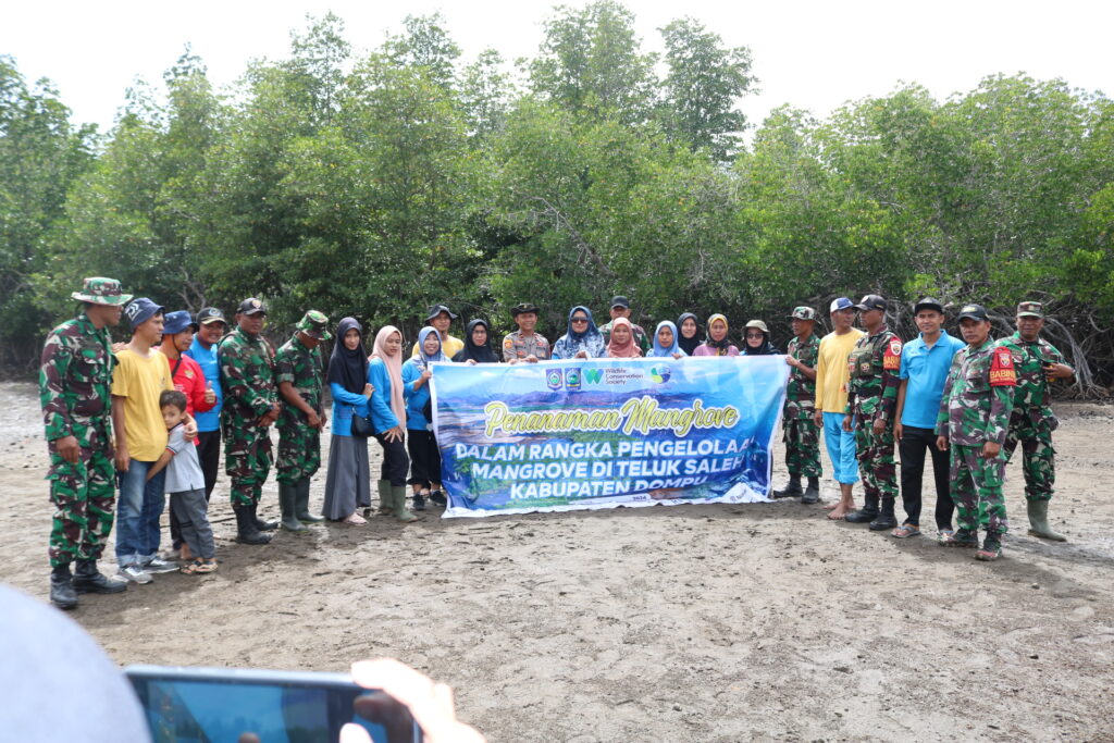 DANRAMIL 1614-06/MANGGELEWA BERSAMA KAPOLSEK MANGGELEWA IKUT TANAM 500 MANGROVE DALAM RANGKA PENGELOLAAN MANGROVE DI TELUK SALEH KAB.DOMPU