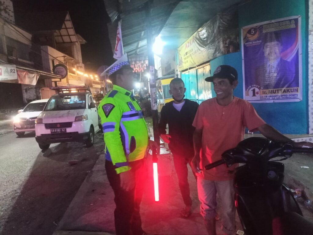 *Satlantas Polres Dompu Gelar Blue Light Patrol dan Strong Point untuk Tingkatkan Keselamatan Lalu Lintas*