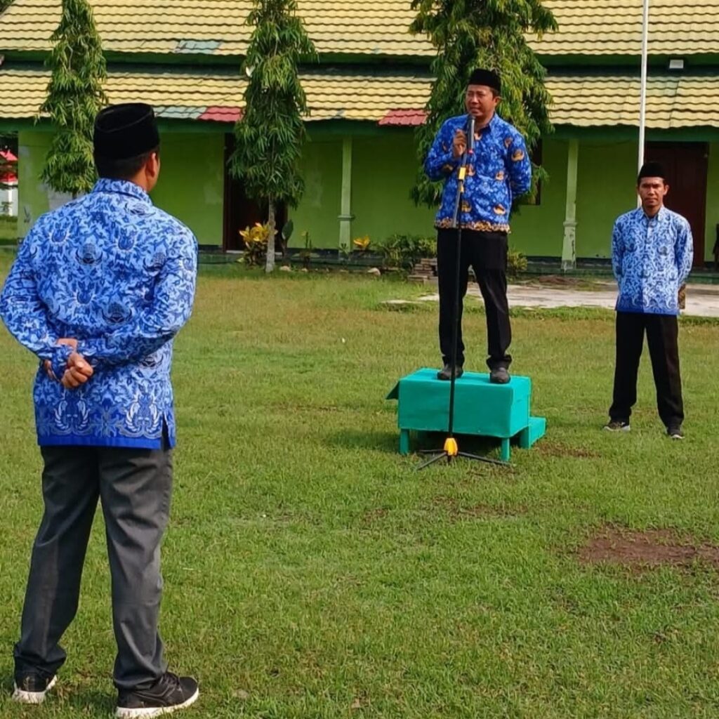 Kepala SMKN 1 Manggelewa Pimpin Upacara HUT Korpri ke -53 dan Sampaikan Pesan Inspiratif”