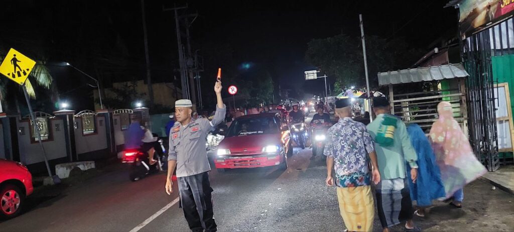 Kapolsek Woja Pimpin Pengamanan Tarawih: Wujud Nyata Kepedulian untuk Ibadah yang Khusyuk