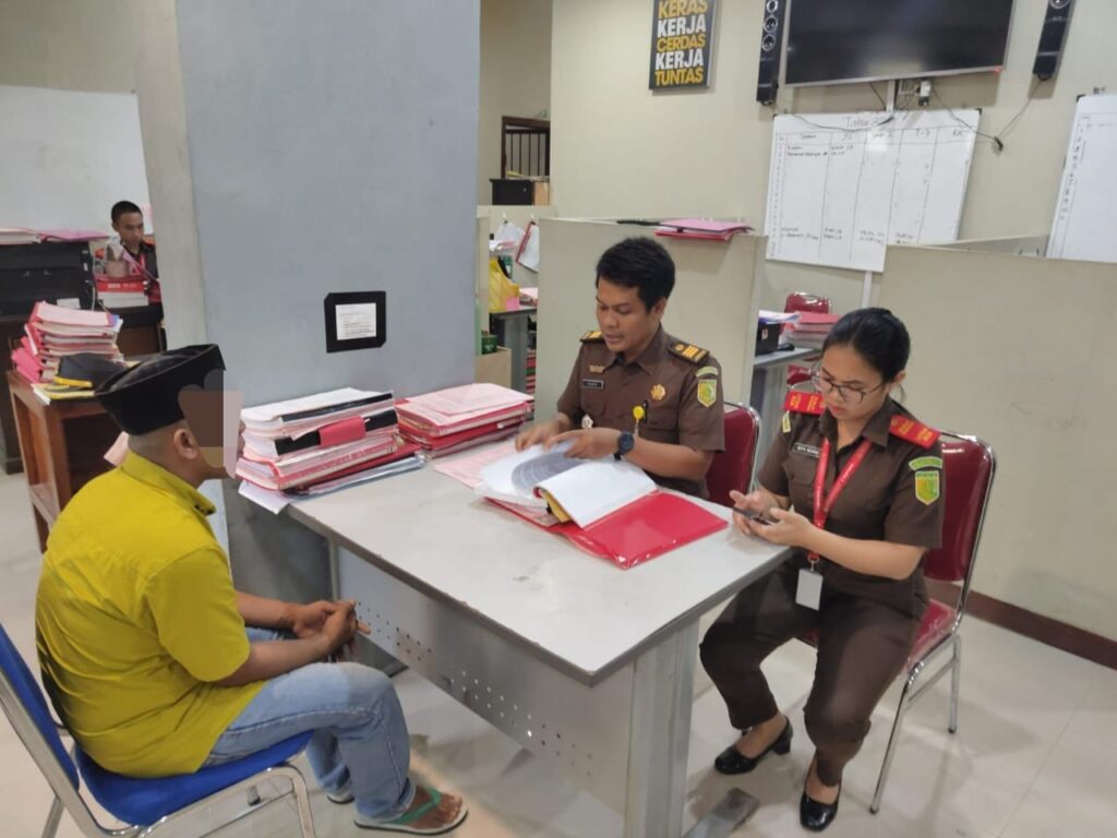 SATRESNARKOBA POLRES DOMPU LIMPARKAN TERSANGKA PENYALAHGUNA NARKOTIKA KE KEJAKSAAN NEGERI DOMPU